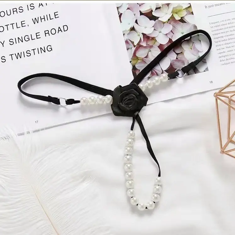Tanga Minimalista con Perlas y Rosa Decorativa, imagen 3
